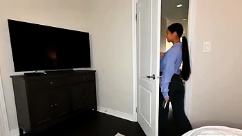 Азиатка с большой грудью мастурбирует в душе