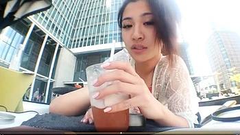 Ohlana asiática muestra pezones y se masturba con lencería