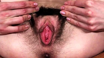 Natalie Flowers brune velue se masturbe en solo