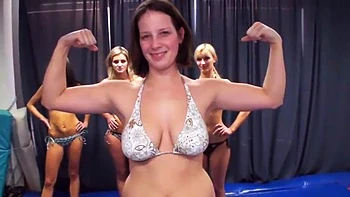 Блондинки-лесбиянки дерутся в фетиш-белье