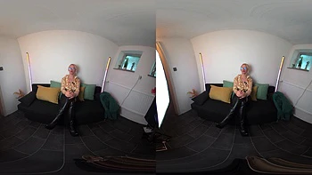 Deutsche Blondine Amateurin spritzt hart im VR