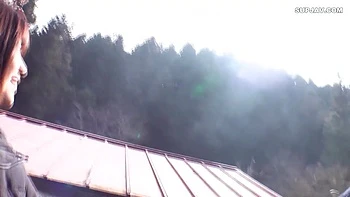 Японская любительница делает глубокий минет