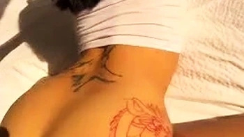 Schwarze Fotze hart beim Doggy POV gefickt