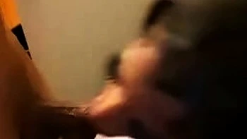 Чёрная красотка дрочит и сосёт в POV