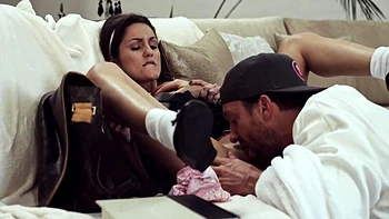 Papi, estoy aburrida, fóllame duro