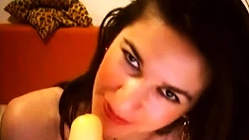 Libanesische Camgirl vögelt ihren Dildo