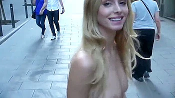 Dominika baise nue en public en plein air