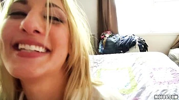 Blasshaarige Hailey Holiday reitet Cowgirl und schluckt dicken Schwanz