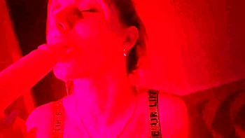 Tattooierte Blondine zeigt geile Blowjob-Skills