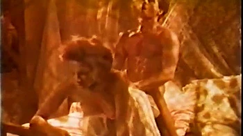 Gut bestückter Typ fickt Babe beim Doggy und bläst