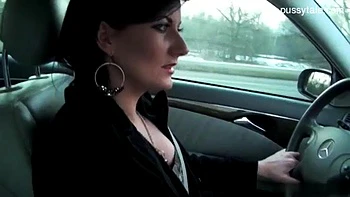 Milf brune baise ta bite en conduisant