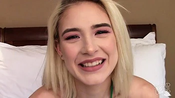 Adolescente suce dur et se fait baiser en missionnaire