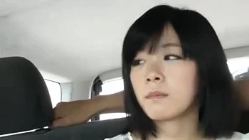 Кричит от боли, сосёт член