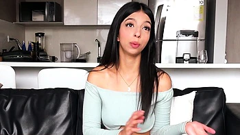 Latina pulpeuse de 18 ans hurle pendant le sexe brutal