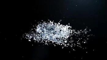 Claudia Macc leckt und trinkt heiße Pisse im Mund