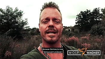 Mia fodendo na rua com peitos grandes e pau enorme