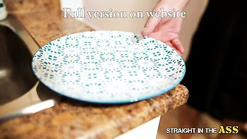 Bombe aux gros seins jouit dans l’anus avec passion