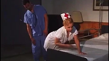 Infirmière MILF Holly: suce, levrette et missionnaire