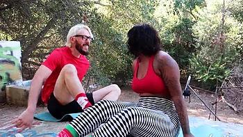 Спортивная пара негров жарко трахается и кончает