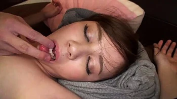 Aimi Yoshikawa eyacula con sus tetas grandes y juguete vibrador