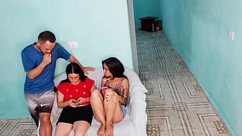 Amador brasileiro em trio: esposa trai marido com melhor amiga