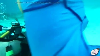 Geiler Oktopus fickt Supergirl MILF mit riesiger Klitoris unter Wasser