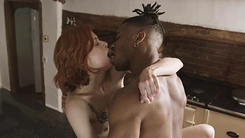 Ruiva Nina Sever cavalga pau preto grande em reverse cowgirl