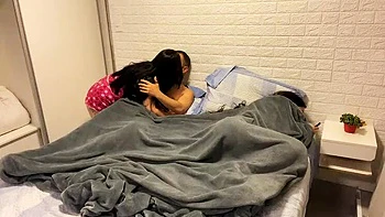 Esposa brasileña morena en orgía amateur a tres con amigos