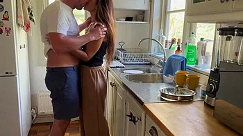 Geile Ehefrau fickt von hinten beim Abwasch - lautes Stöhnen Latina MILF