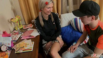 Сексуальная блондинка трахается наездницей и миссионером