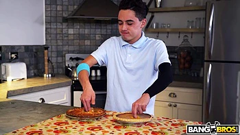 Blonde Milf mit behaartem Pussy wird geil geleckt