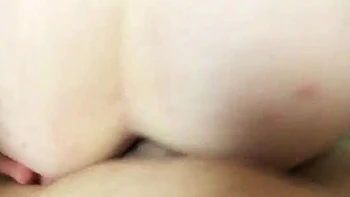 MILF mûre baise son gros cul en doggy avec creampie anal