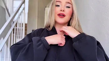 Blondes Teen zeigt Muschi und bekommt zum ersten Date Creampie