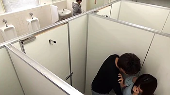 Потрясающая японская брюнетка-тинейджерка ебется на публике