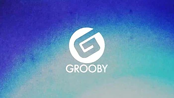 Loira madura britânica com bunda e peitos grandes se masturbando