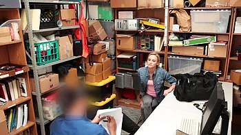 Wrex Oliver folla a la delgada Emma Hix en la oficina