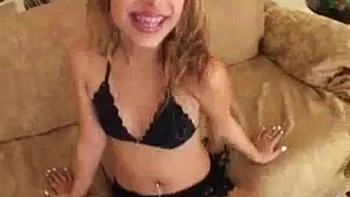 Латина сосёт член и трахается сзади и миссионеркой