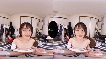 Gata asiática abre as pernas e mostra a buceta em bondage VR japonês