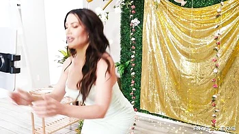 Саванна Шторм раздвигает бритую киску для возбужденной Бренди