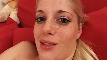 Blonde mature suce, chevauche et levrette