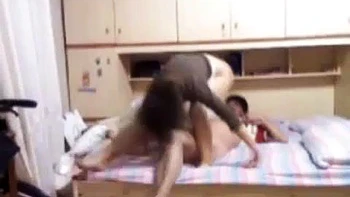 Asiatique en levrette et chevauchée sauvage