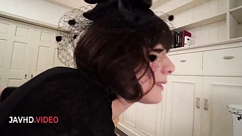 Японская 18-летняя с волосатой киской трахнута жестко