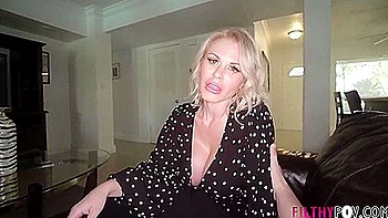 Casca Akashova spritzt meine üppige Stiefmutter voll