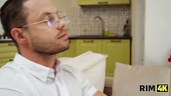 Горячая русская блондинка лижет жопу и жестко трахается