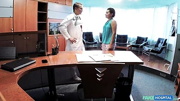 Chica curvy en oficina chupa polla grande y es follada