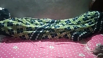 Irmã postiça indiana garganta profunda com gozada na boca