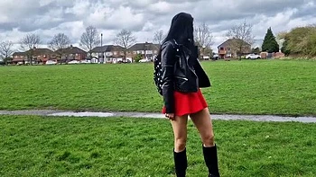 MILF morena pequeña meando y abriéndose al aire libre