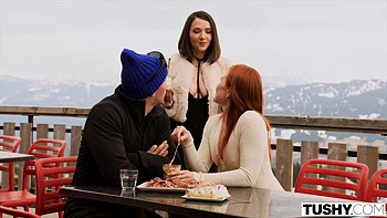 Рыжая Марина Голд широко раздвигает свою огромную задницу