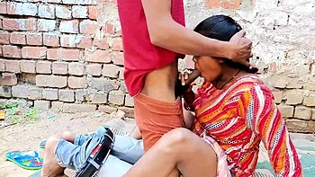 India tetona chupando polla duro