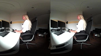 Secrétaire découvre le fétiche pieds femdom du patron